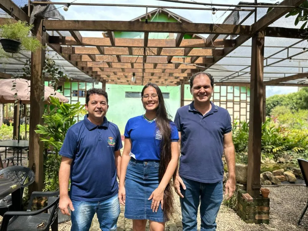 Chico Guarnieri conhece aluna concorrente para Parlamento Juvenil do Mercosul Estudante de Barra do Bugres está entre os cinco selecionados que concorrem uma vaga no programa