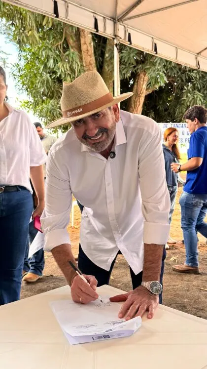 Dr. João anuncia R$ 500 mil em emendas para pesquisa e tecnologia em Tangará da Serra Anúncio do primeiro-secretário aconteceu durante evento que marcou entrega de mudas e cessão de área da Empaer ao município