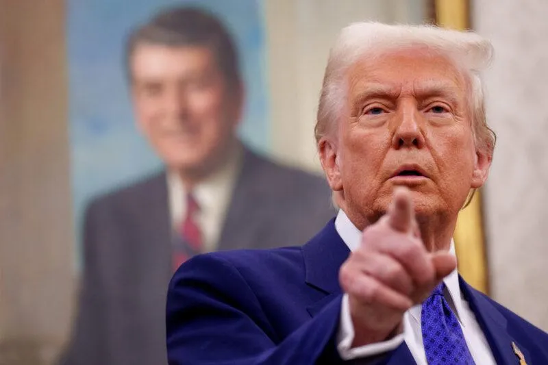 Trump recua parcialmente em tarifas, mas mantém postura dura contra China Presidente dos EUA fala em “flexibilidade” enquanto guerra comercial segue intensa