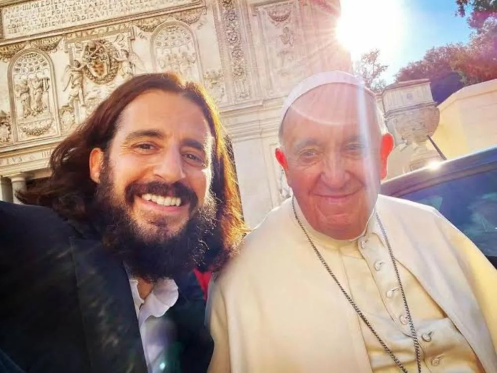 Jesus de “The Chosen” relembra encontros com Papa: “Profundamente grato” Jonathan Roumie, ator que vive o messias cristão na produção da Netflix, relembrou nas redes sociais dois encontros com o Pontífice