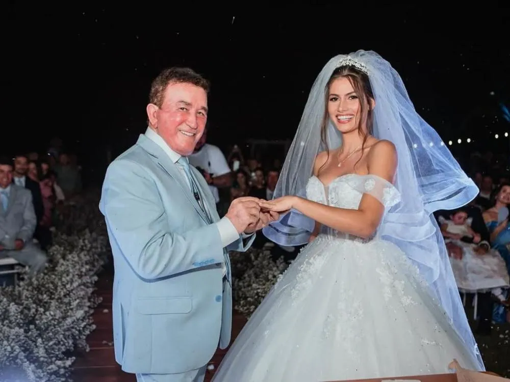 Amado Batista comenta diferença de 51 anos com esposa: “No amor não há regras” O cantor e a miss oficializaram a união em março, com uma festa luxuosa realizada na fazenda do cantor, no interior do Mato GrossoAmado Batista comenta diferença de 51 anos com esposa: “No amor não há regras” O cantor e a