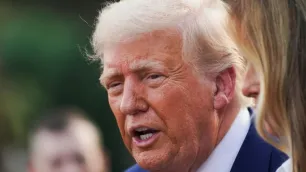 Trump volta a defender Bolsonaro nas redes sociais: “Caça às bruxas!!!” Presidente americano pediu, pelo segundo dia seguido, para que “deixem Bolsonaro em paz”
