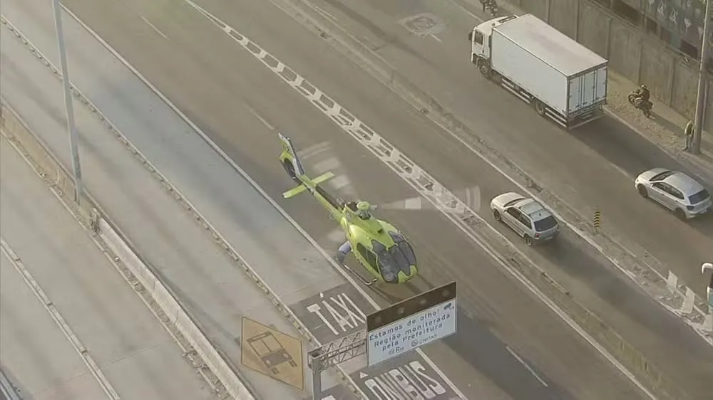 Helicóptero pousa na Avenida Brasil para transporte urgente de órgãos no Rio A decisão de usar transporte por helicóptero foi motivada pelo congestionamento intenso que dificultava o deslocamento terrestre entre os hospitais