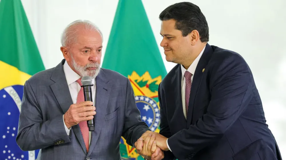 Lula quer ajuda de Alcolumbre contra hegemonia da direita no Senado Petista ouvirá senador para mapear candidaturas competitivas nas eleições de 2026; governo teme avanço do bolsonarismo