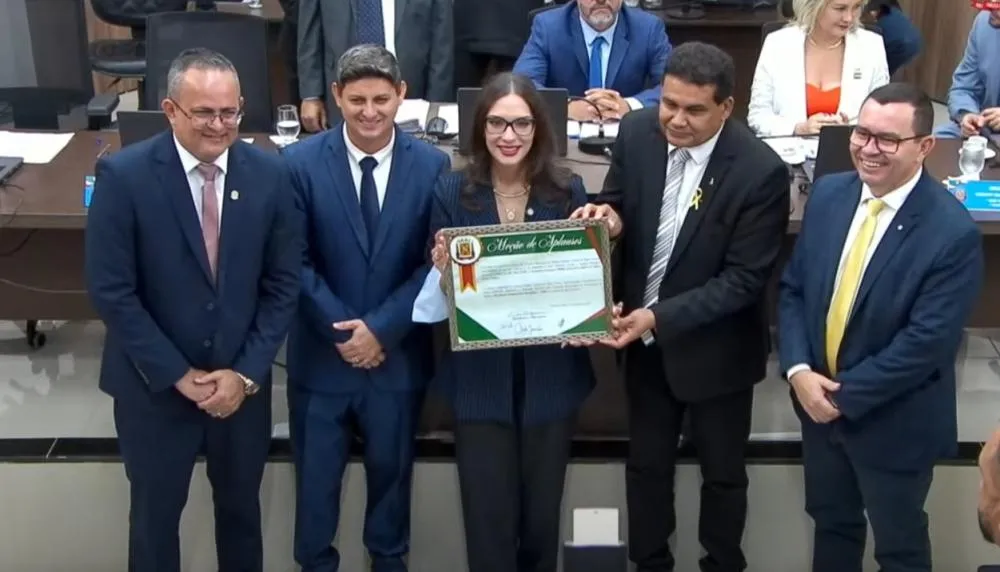 “Aquele que não reconhece o vereador, ele não conhece a democracia de verdade”, afirma Deputada Janaina ao receber moção de aplausos em Várzea Grande