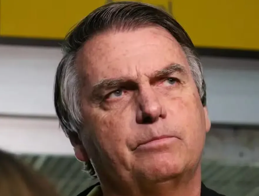 Bolsonaro passa por exames e é diagnosticado com broncopneumonia