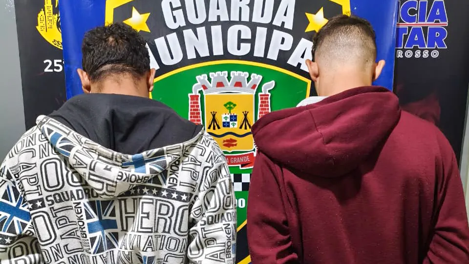 Suspeitos tentaram fugir da abordagem entrando em um motel da região; motocicleta com licenciamento atrasado foi apreendida