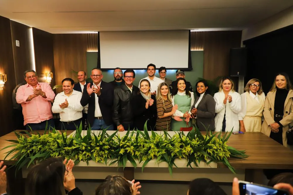 Flávia Moretti atende demandas históricas de aposentados durante reinauguração do Previvag
