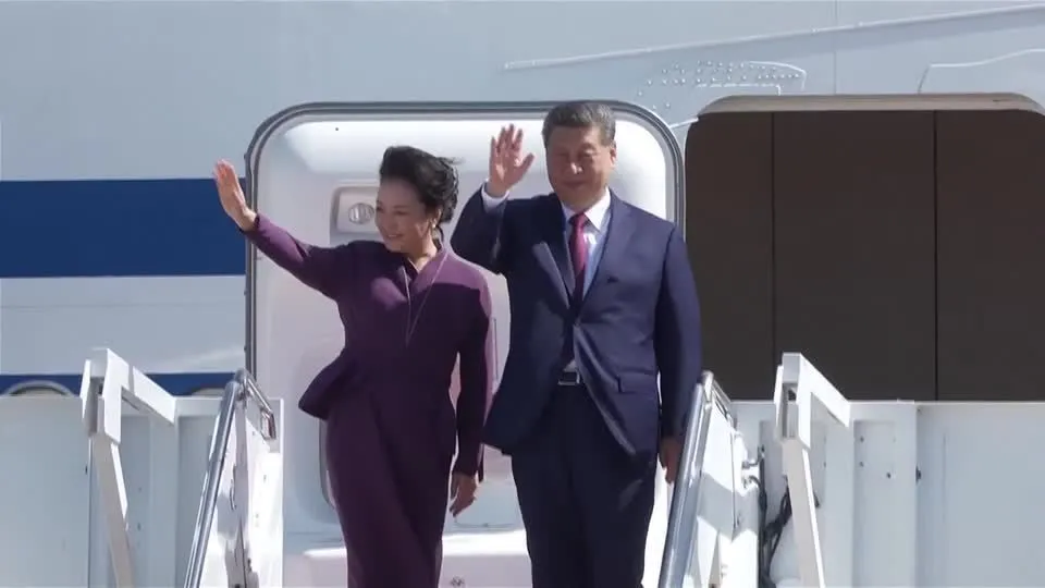 Primeira-dama da China, Peng Liyuan, e Xi Jinping, presidente da China, deixam os Estados Unidos após visita de Estado • Reuters