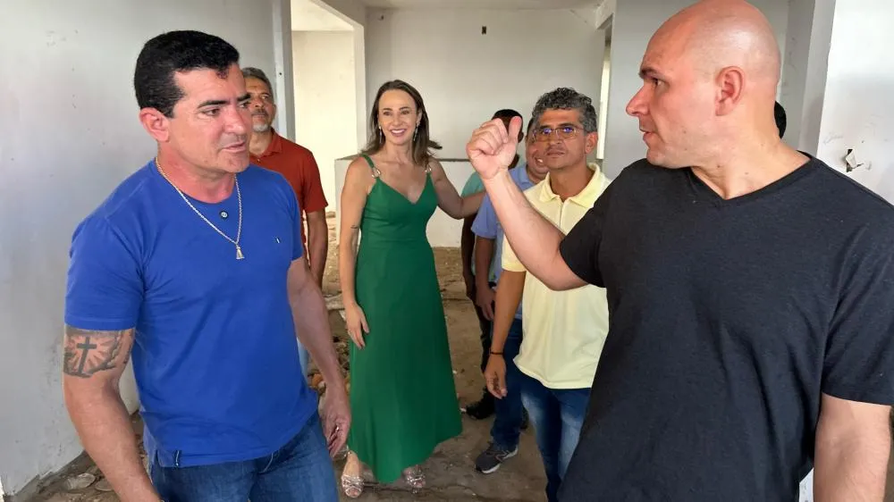 Elizeu (NOVO) comemora assinatura de ordem de serviço para reforma da Policlínica do Planalto