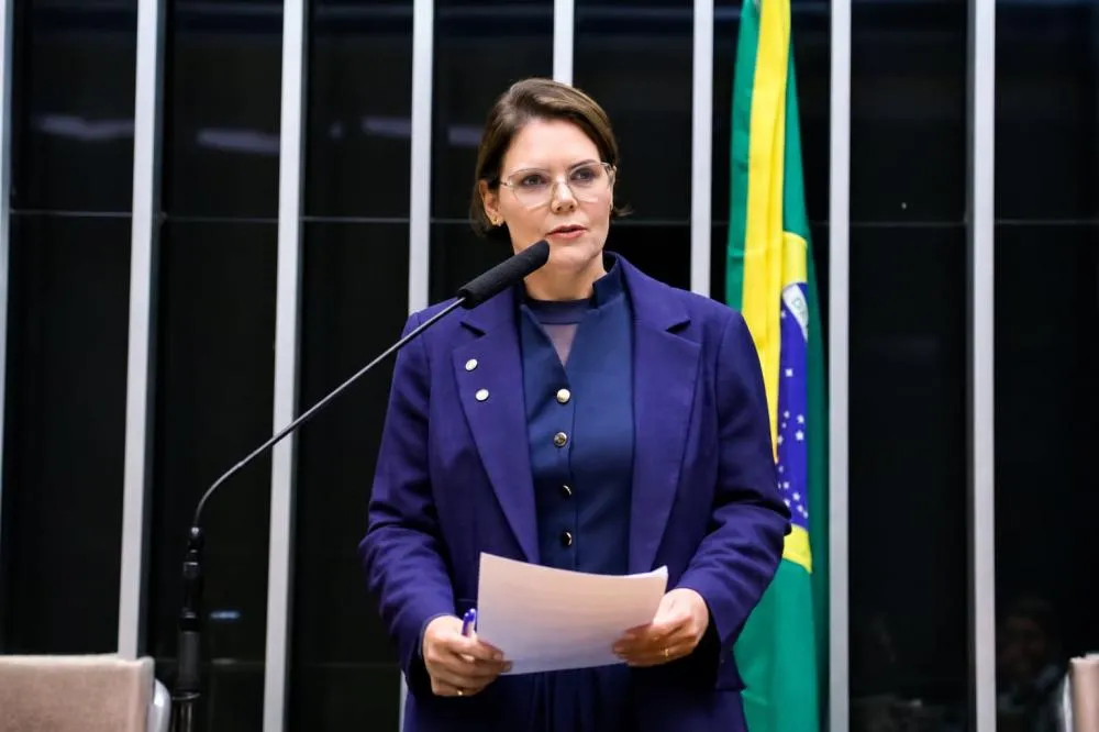 Coronel Fernanda acusa Judiciário de proteger Lula e dispara após cancelamento de debate: “Flávio tem que ganhar no 1º turno”