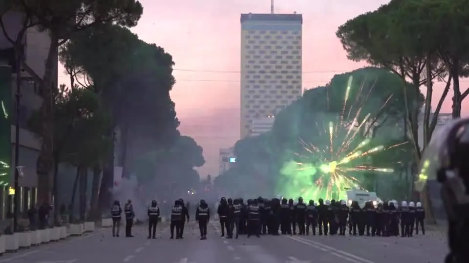 A polícia usou canhões de água enquanto manifestantes lançavam fogos de artifício em um protesto antigovernamental na Albânia. • REUTERS