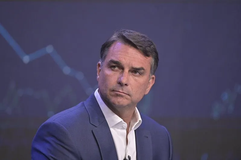 Flávio Bolsonaro (PL) durante debate da Band • RENATOPIZZUTTO