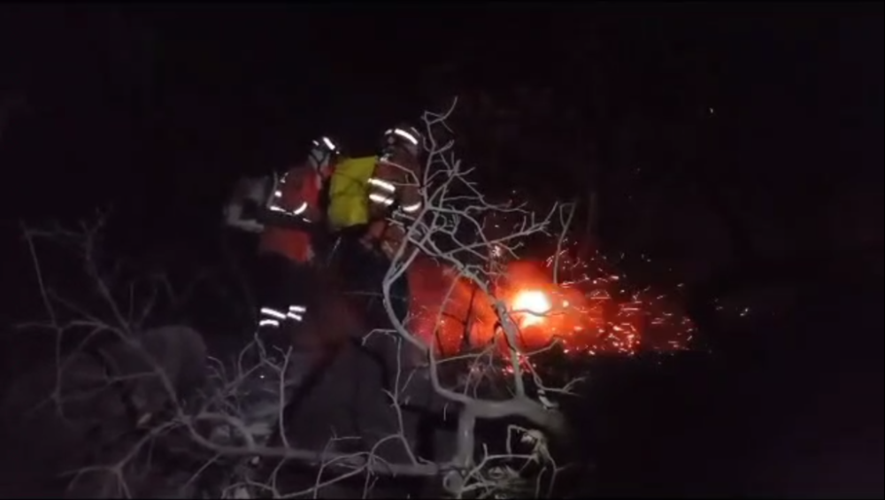 Corpo de Bombeiros de MT extingue incêndio na Estrada de Chapada