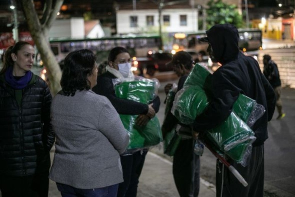 Assistência Social realiza entrega de cobertores à população em situação de rua