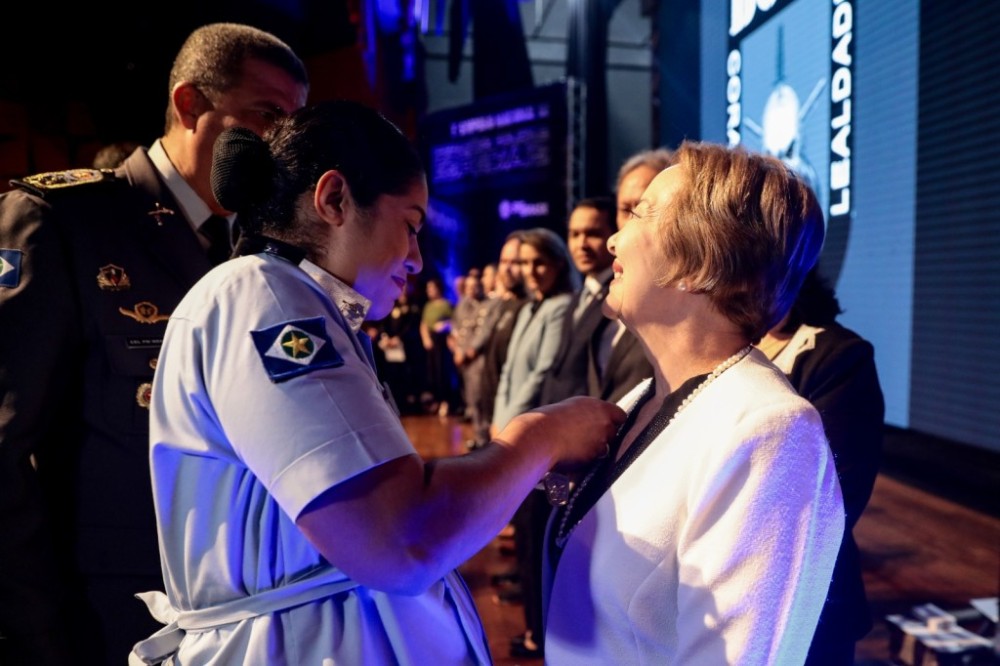 Reconhecimento: Presidente Clarice Claudino recebe medalha da Polícia Militar