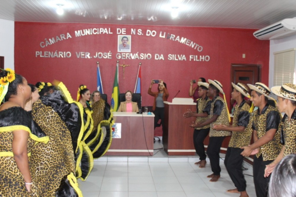 Presidente palestra sobre Comunicação Não Violenta para adolescentes em Livramento