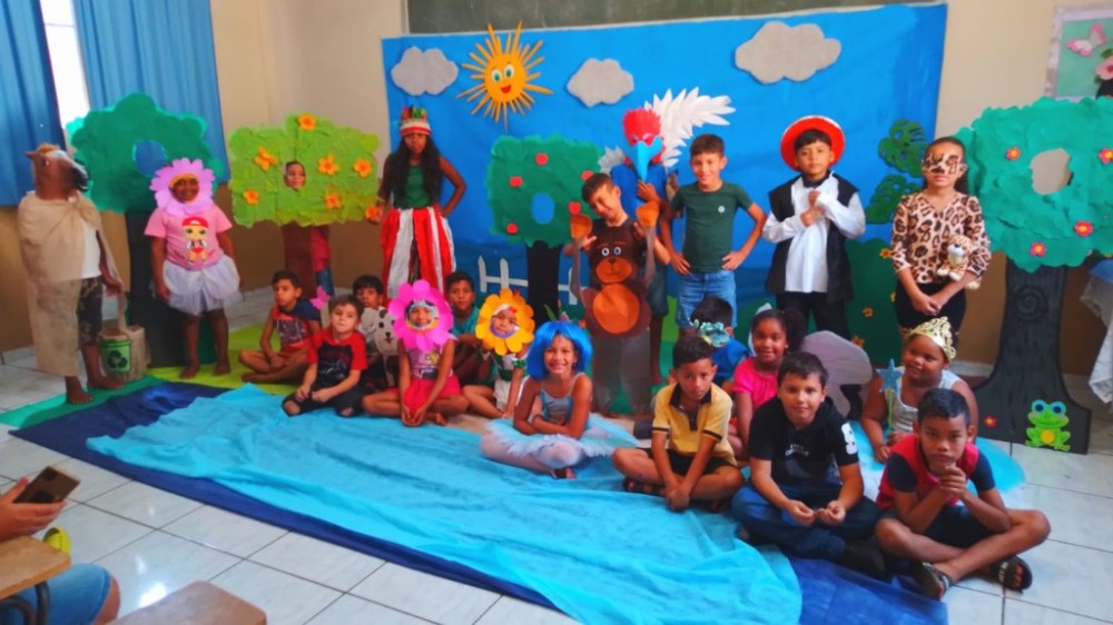 Crianças participam de teatro sobre a preservação ambiental