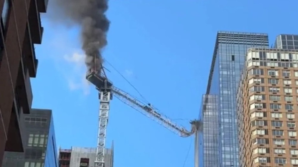 Vídeo: Guindaste em chamas despenca em Nova York e deixa 6 feridos