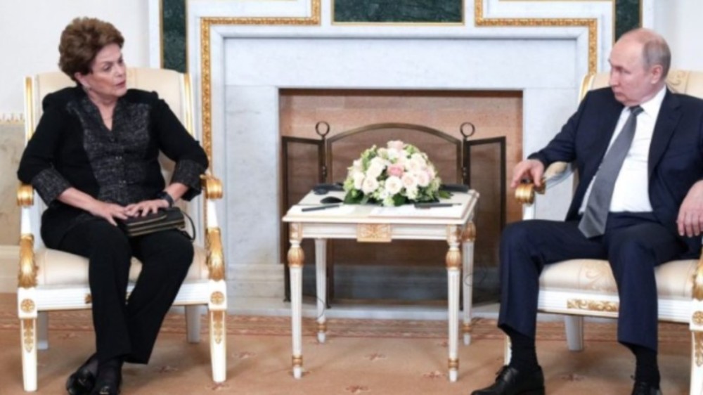 Brics: Dilma defende independência do dólar em encontro com Putin