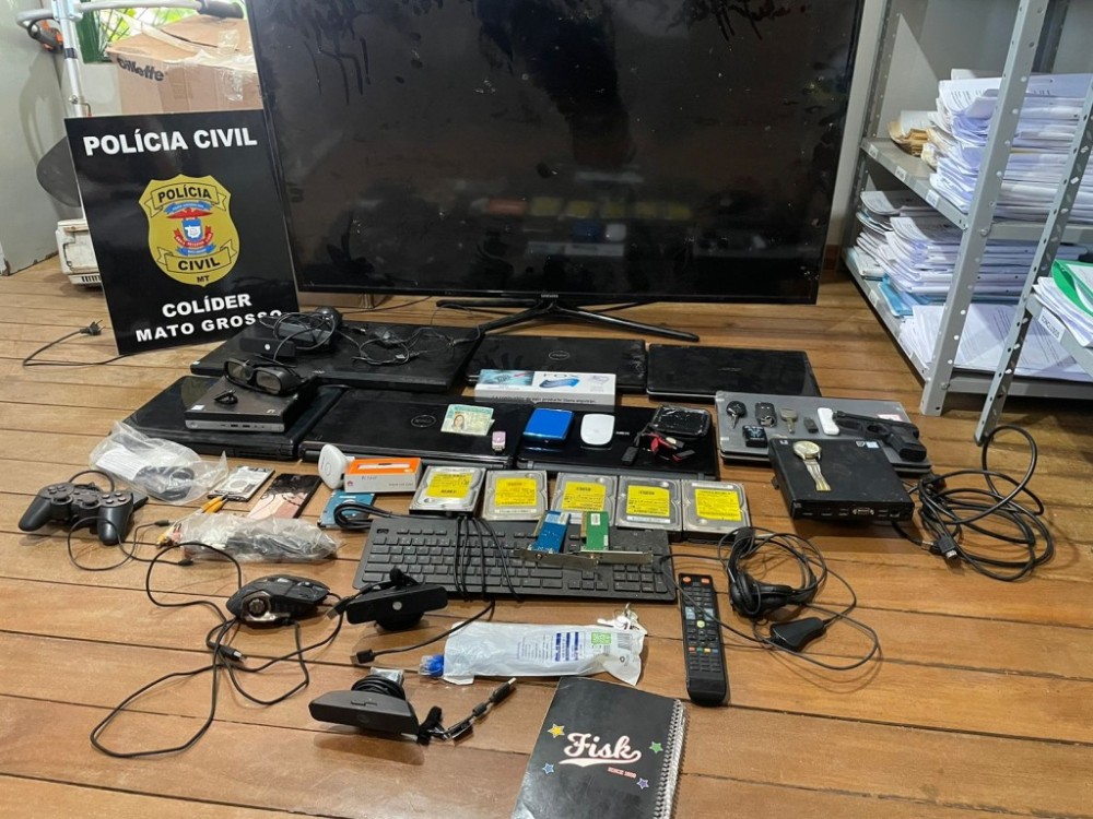 Dezenas de aparelhos eletrônicos são recuperados pela Polícia Civil em casa de suspeito de receptação