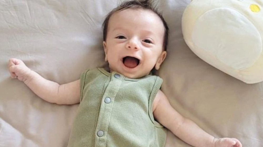 filho caçula Luca de Claudia Raia rouba cena ao fazer RG: ‘Que garotinho simpático’