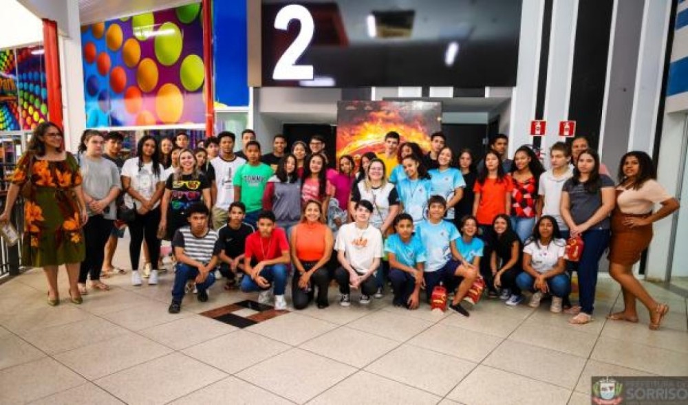 Pais, responsáveis e jovens do Programa Aprendiz Sorriso Legal são presenteados com sessão de cinema