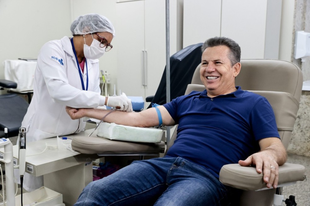 Governador faz doação no Hemocentro e pede colaboração: 