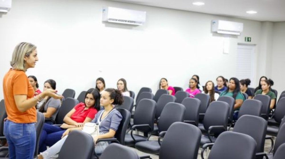 Cerca de 800 estagiários da Educação passam por Formação Continuada