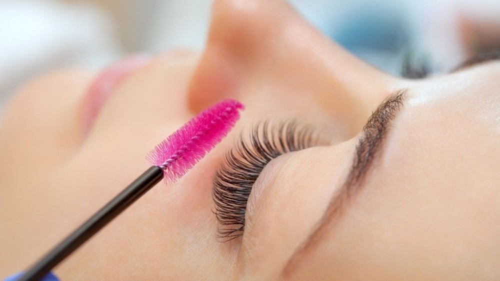 Lash lifting: especialista aponta diferença com a extensão de cílios