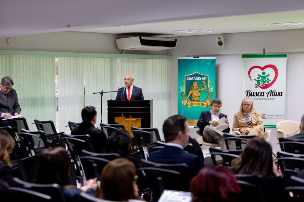 Magistrados e servidores que atuam com Infância e Juventude se capacitam sobre adoção
