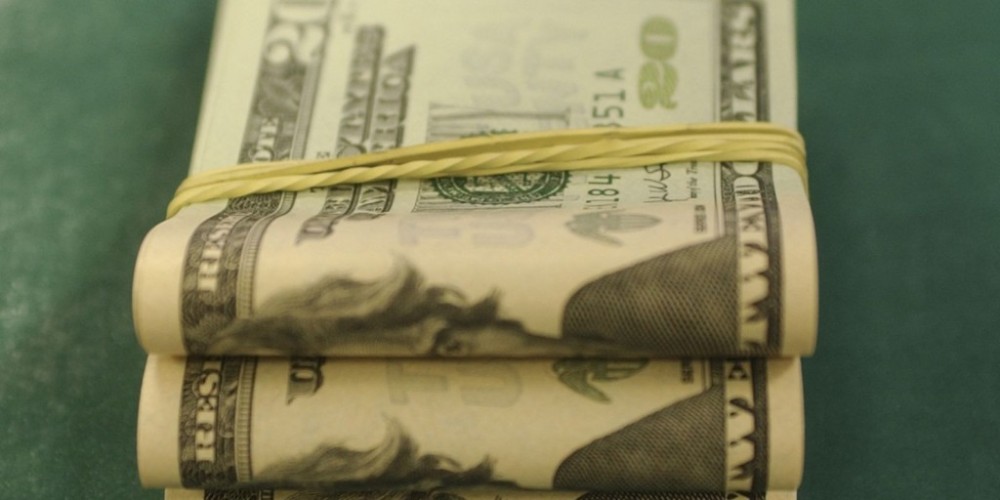 Dólar sobe quase 2% e aproxima-se de R$ 4,90 após corte de juros