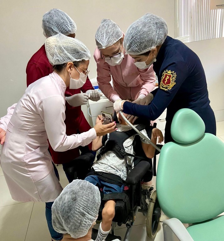 SES capacita cirurgiões-dentistas para atendimento à pessoa com deficiência