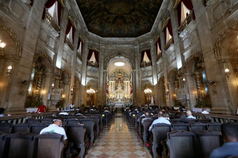 Sancionada lei que veta vínculo empregatício entre igrejas e religiosos