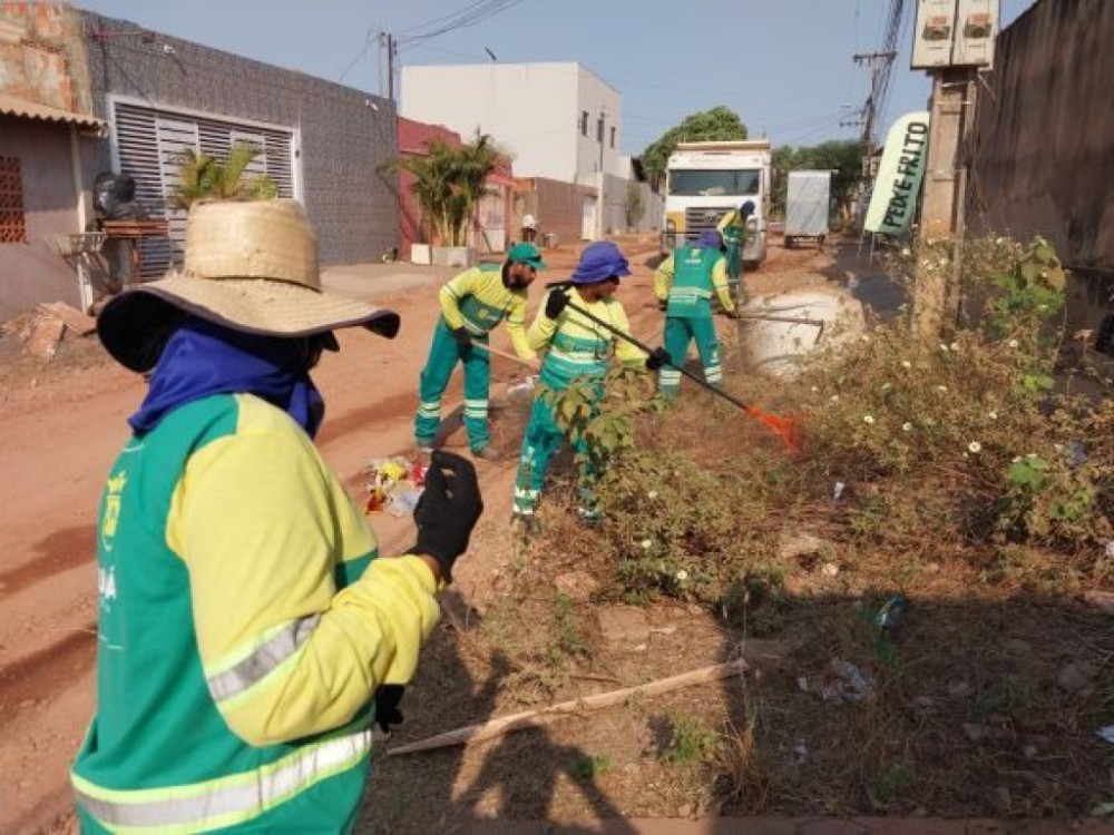 Equipes de limpeza manual atuam em mais de dez bairros, simultaneamente, nesta segunda-feira (7)