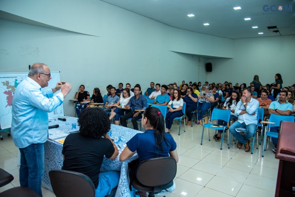 Prefeito reúne equipe técnica da Assistência Social