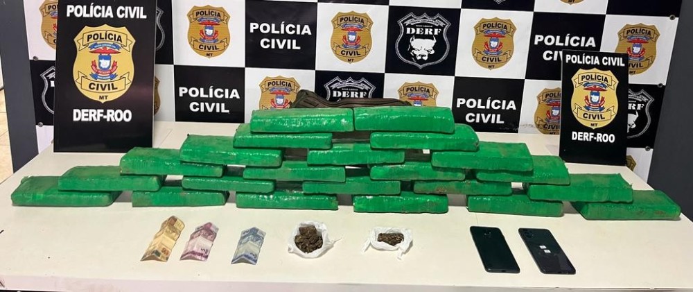 Polícia Civil apreende 22 tabletes de maconha com dupla de traficantes