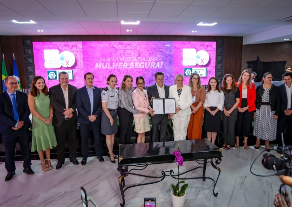Primeira-dama de MT se emociona ao lançar Programa Ser Família Mulher para ajudar mulheres vítimas de violência