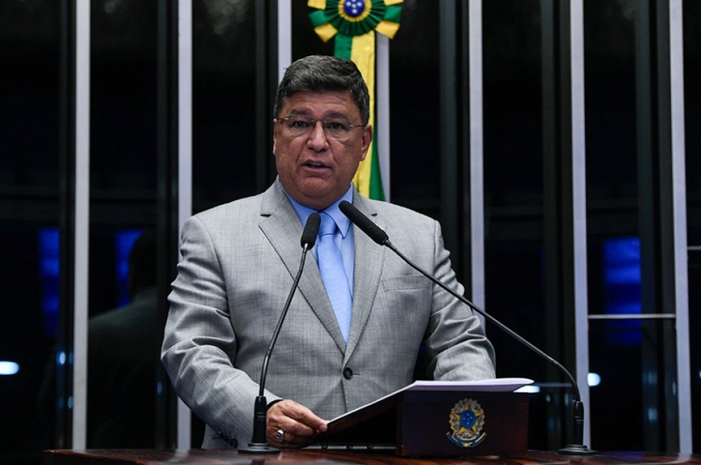 Carlos Viana propõe logística reversa para painéis solares
