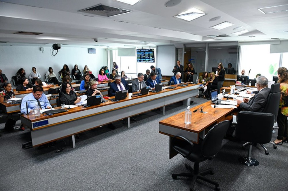 Rejeitada sugestão para banir condenados da política