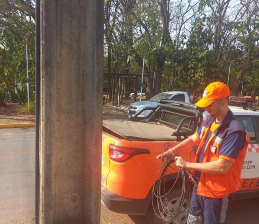 Cabos soltos oferecem riscos para pedestres e motociclistas; alerta Defesa Civil
