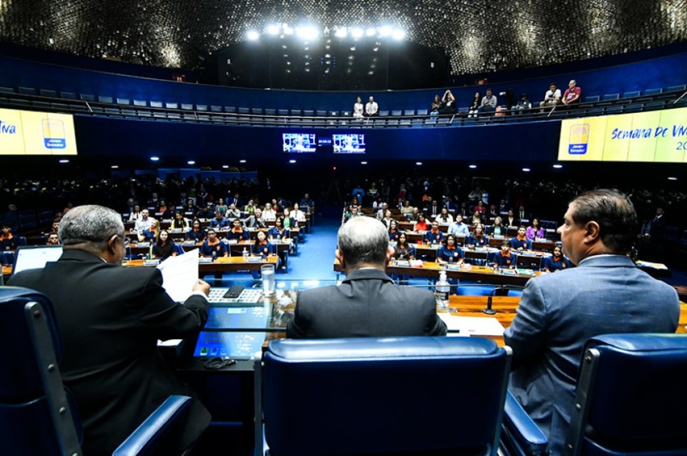 Plenário faz sessão especial para homenagear 'jovens senadores'