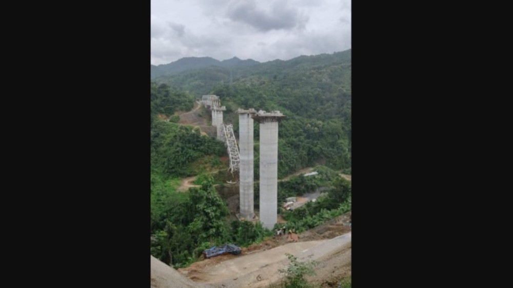 Ponte ferroviária desaba na Índia e deixa 26 mortos e 2 feridos
