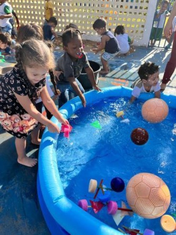 Com o forte calor e a baixa umidade do ar, estudantes da rede participam de atividades com banhos de mangueira e cuidados na alimentação
