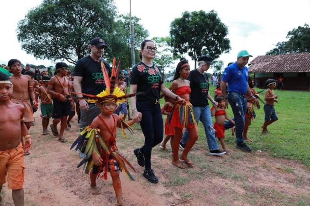 Primeira-dama de MT participa de missão em aldeias indígenas