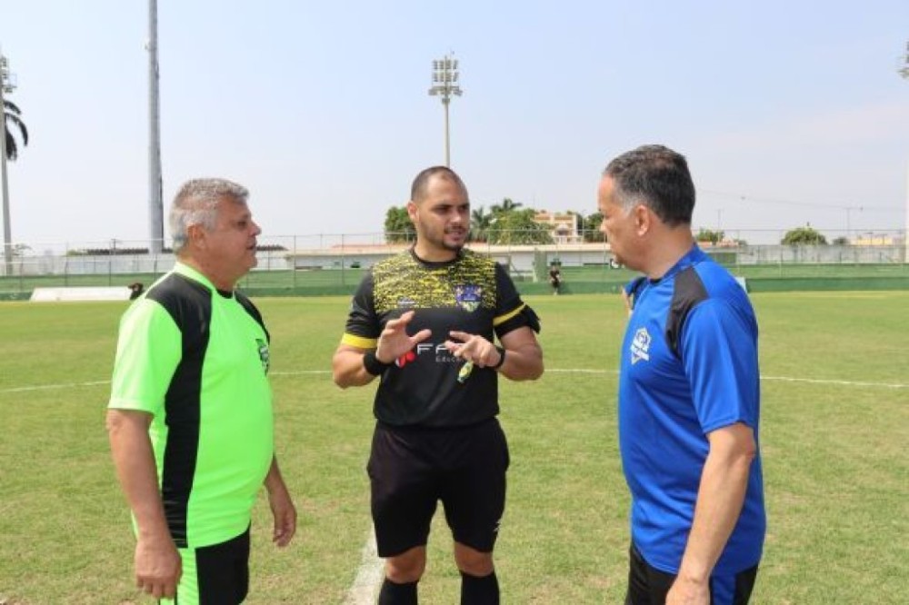 Jogo Amigos do Stopa x Amigos do Luis Claudio arrecada cerca de três toneladas de alimentos