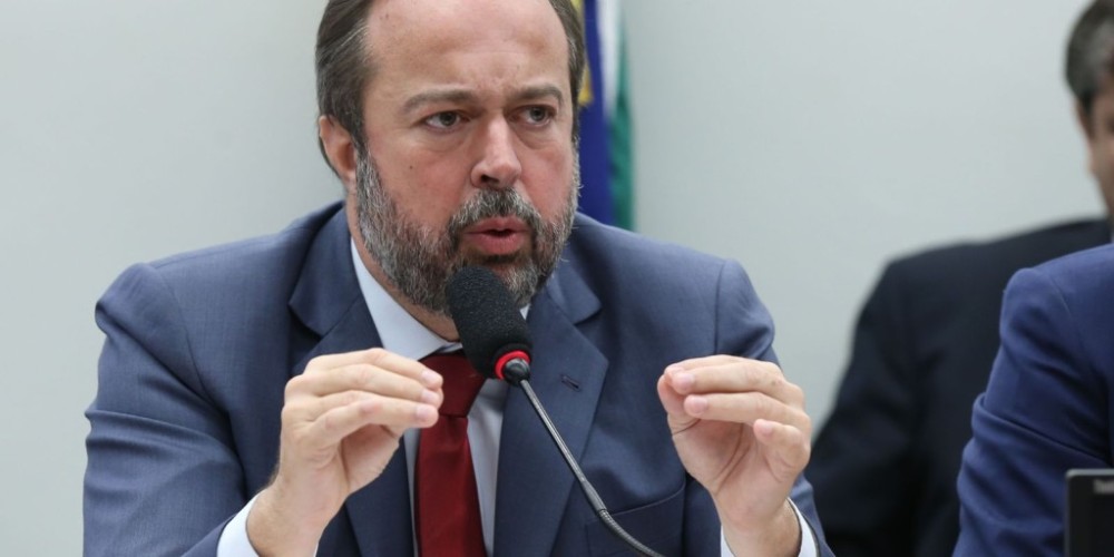 Ministro de Minas e Energia nega politização do apagão