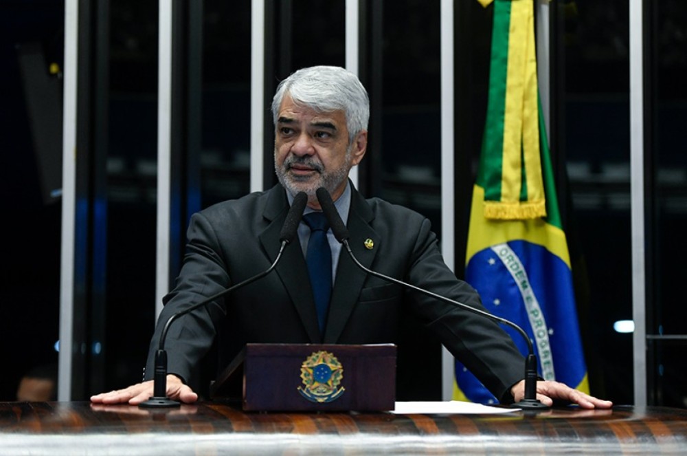 Humberto Costa comemora medida provisória que taxa 'super-ricos'