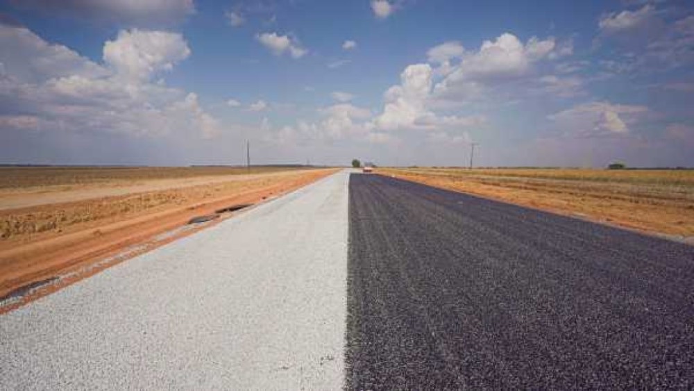 Estrada da Baiana recebe primeiro trecho de asfalto