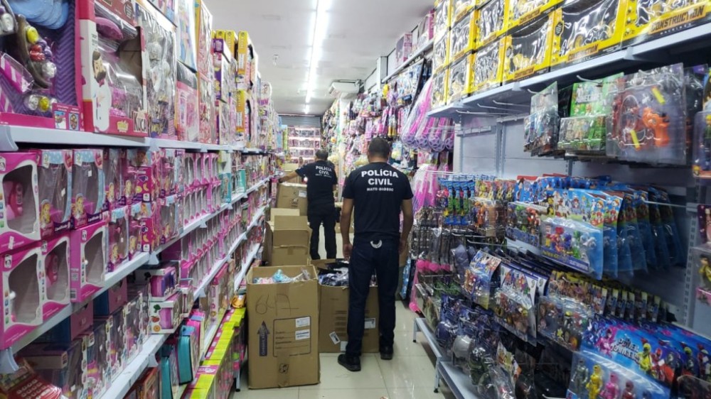 Polícia Civil apreende milhares de brinquedos falsificados em operação no centro de Cuiabá